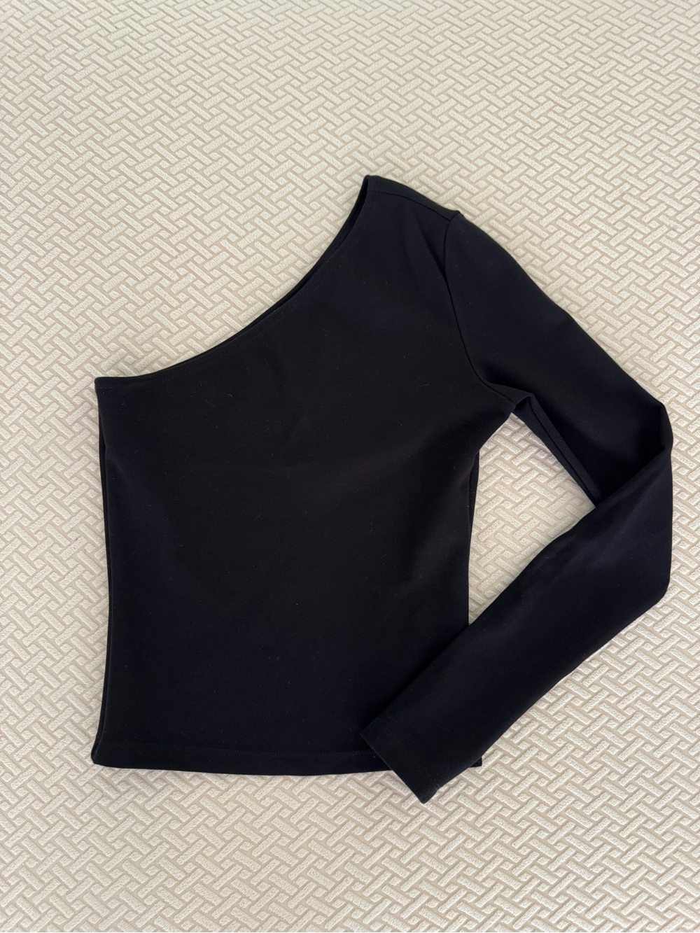 Leset Black One-Shoulder Long Sleeve Top